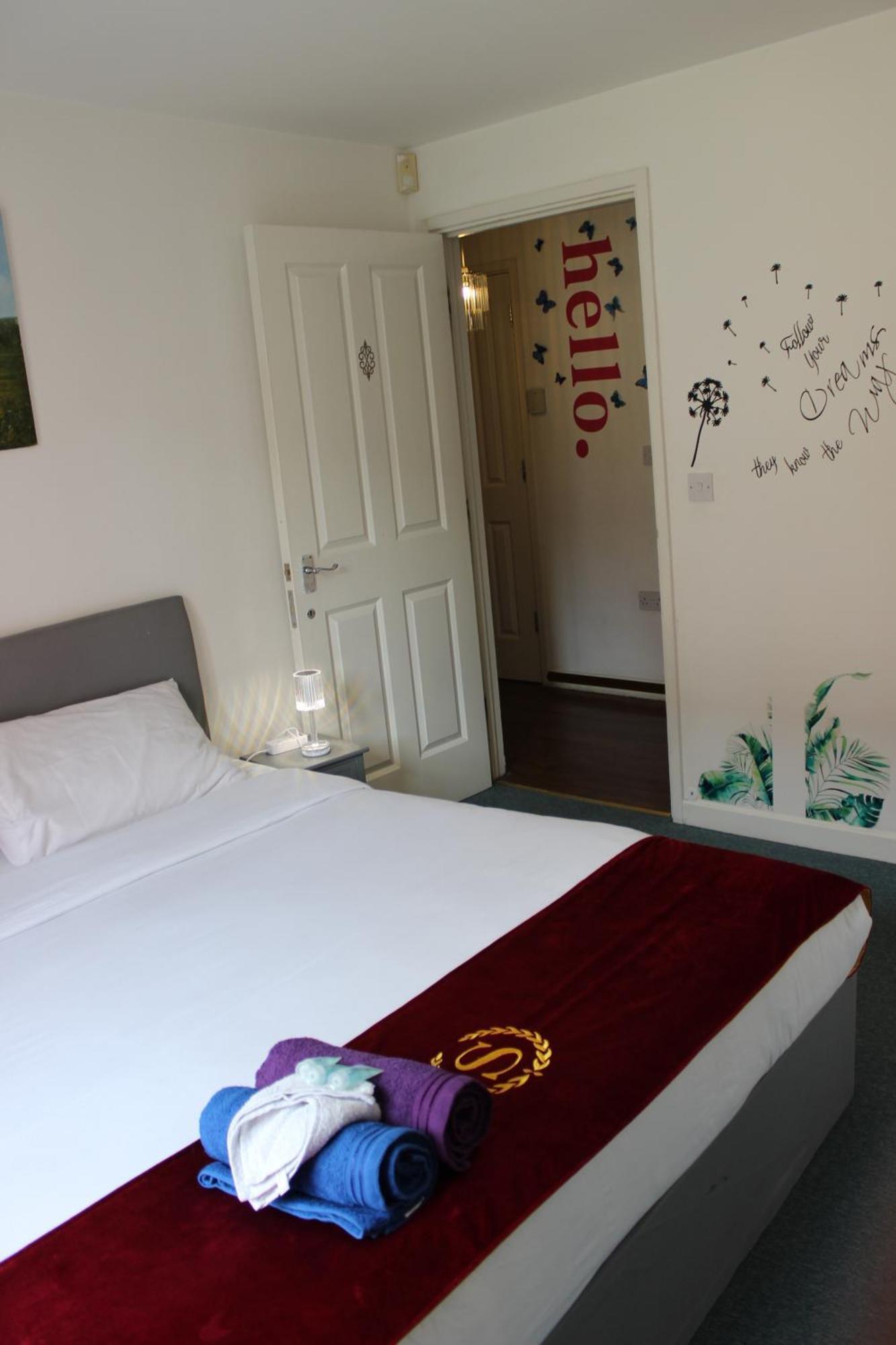 Apartamento 2 Bed 2 Bath - Free Parking - 3min Walk To The Train Station - 19min To Liverpool Street 5min To Victoria Line 1gb Broadband Super Fast Internet Ground Floor 100s Of Shops Restaurants Bakeries 24-hour Asda Superst *